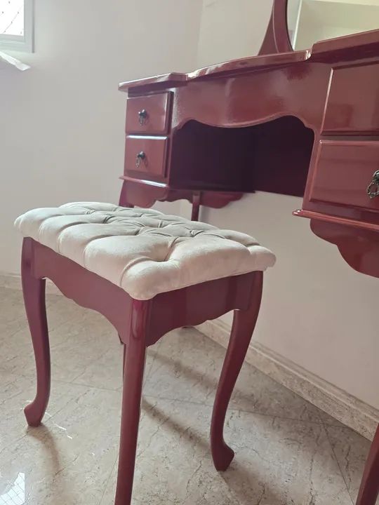 Penteadeira retro com espelho e banqueta, na cor bordô laqueada - Foto 3