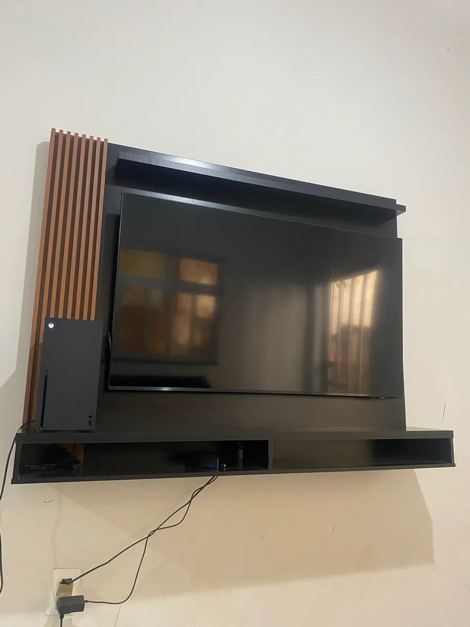 Vendo 3 itens, sofá retrátil, painel pra tv de 50 polegadas e aparador. - Foto 3