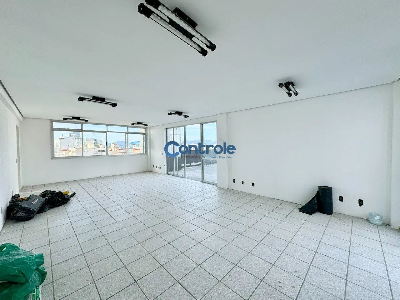 Sala comercial com grande terraço localizada no bairro Estreito - Florianópolis