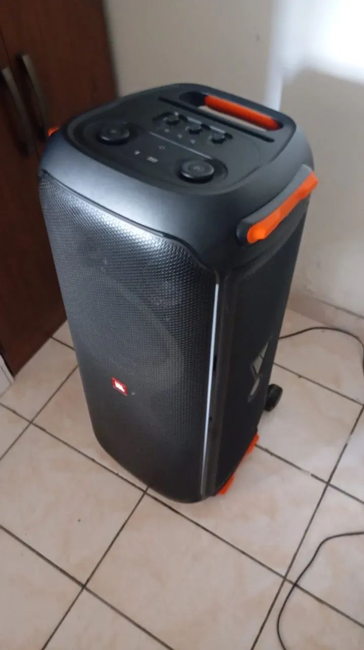 Caixa de Som JBL PartyBox 710 800W Bluetooth Luzes de LED   - Foto 2