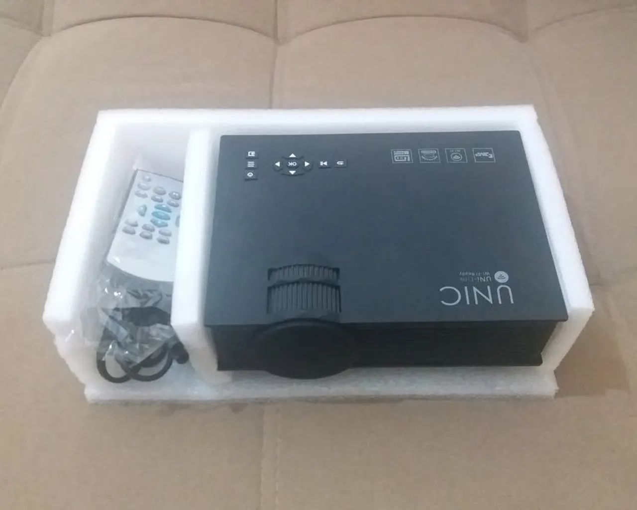 Mini Projetor Wifi Led UNIC - 130 Polegadas 1200 Lumens (Bivolt 110/220v).