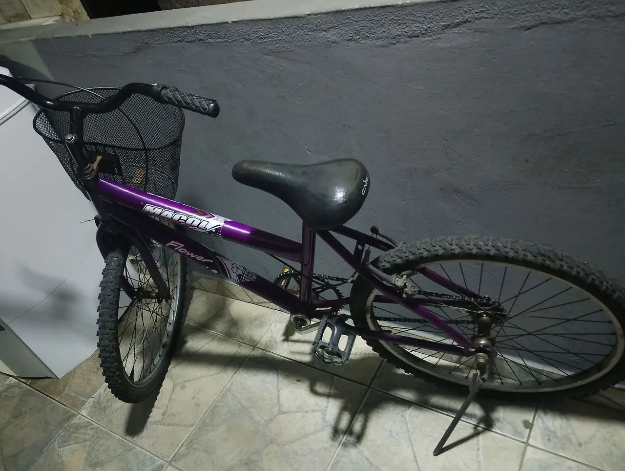 Bicicleta roxa aro 26.