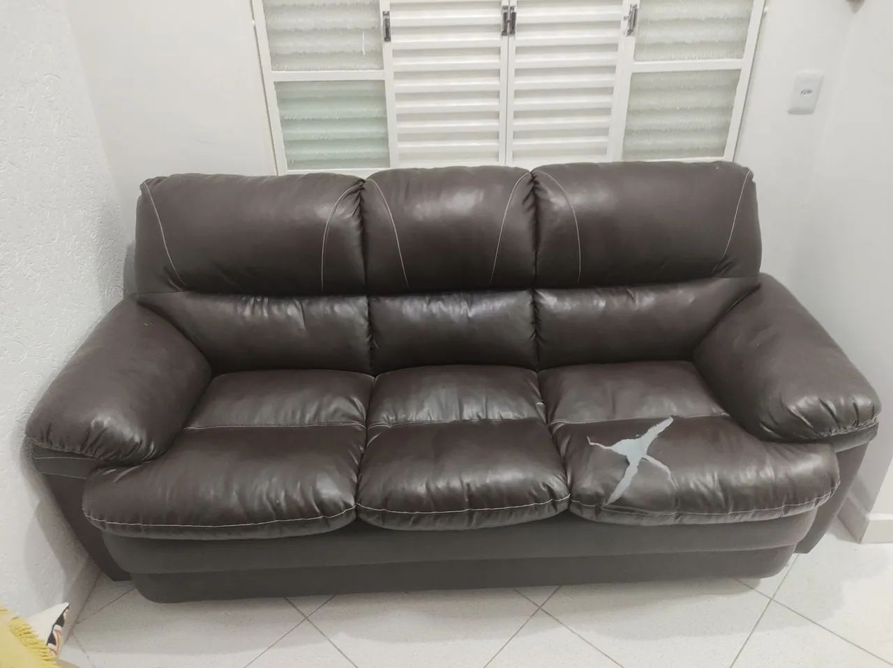 Sofá couro sintético 3 lugares 
