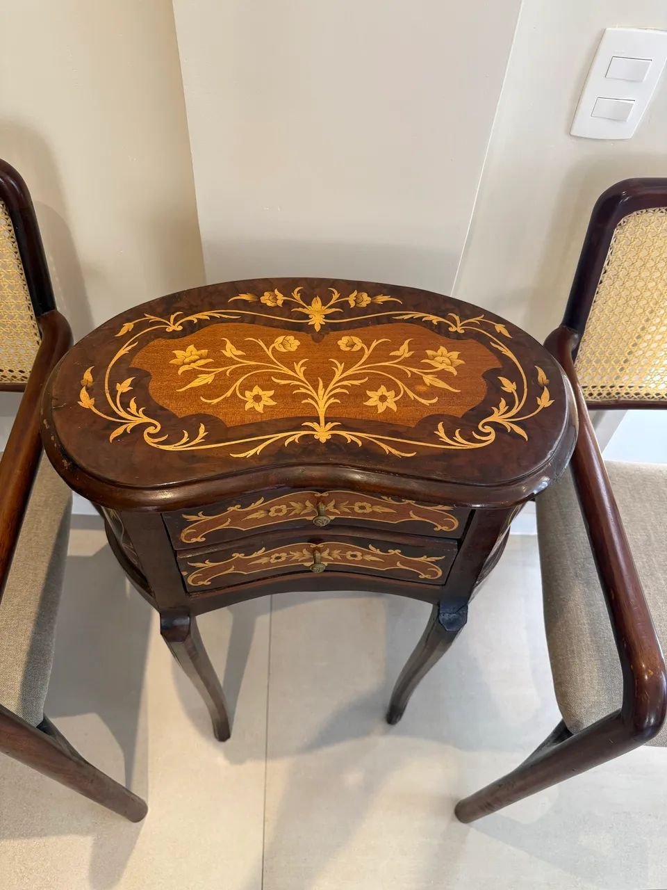 Mesa de apoio clássica em madeira maciça  - Foto 2
