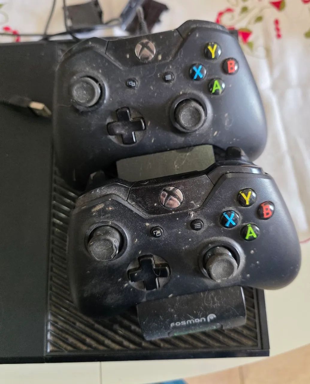 Xbox one com controle e 2 jogos