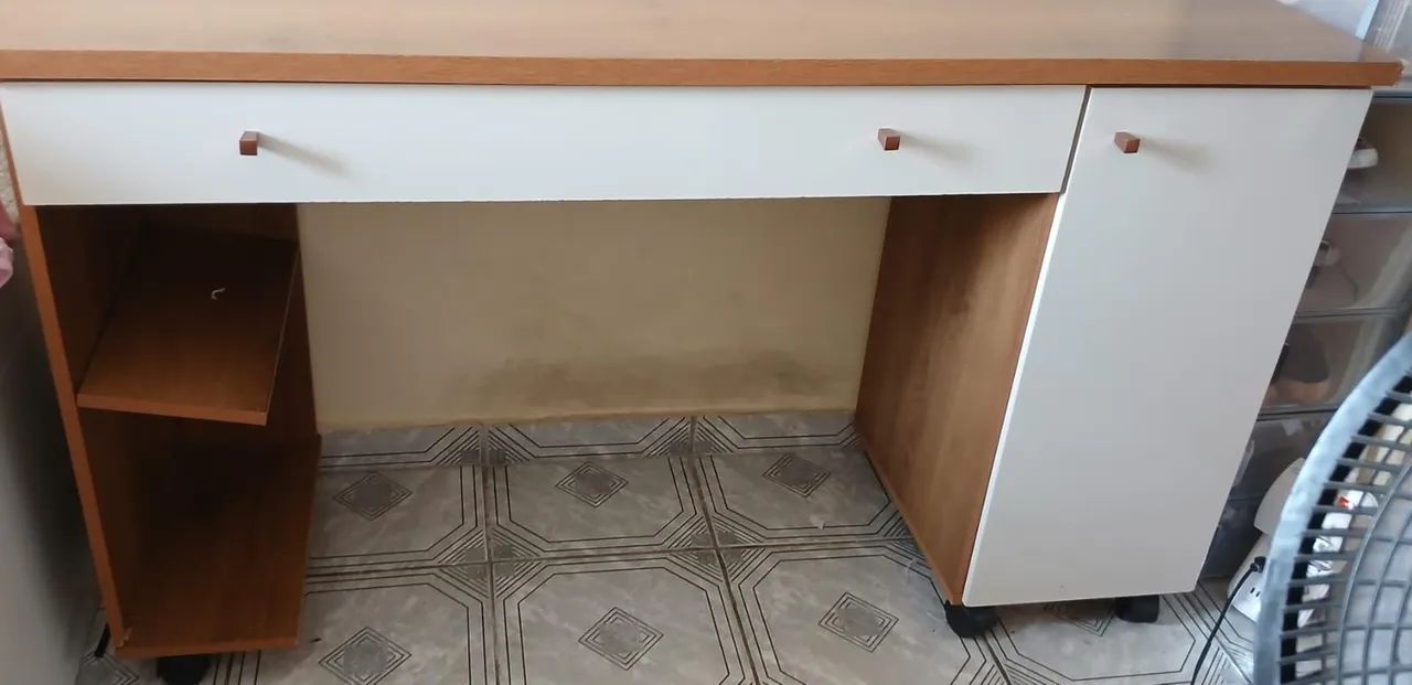 Escrivaninha com rodinhas