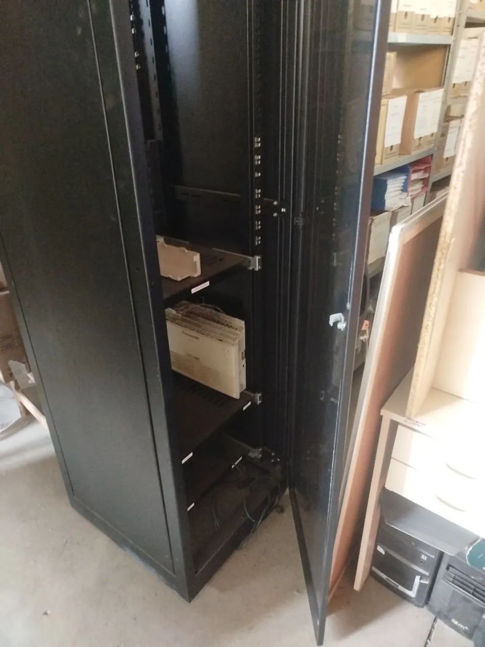 rack para servidor com 2 switch de mesa tp link - Foto 3