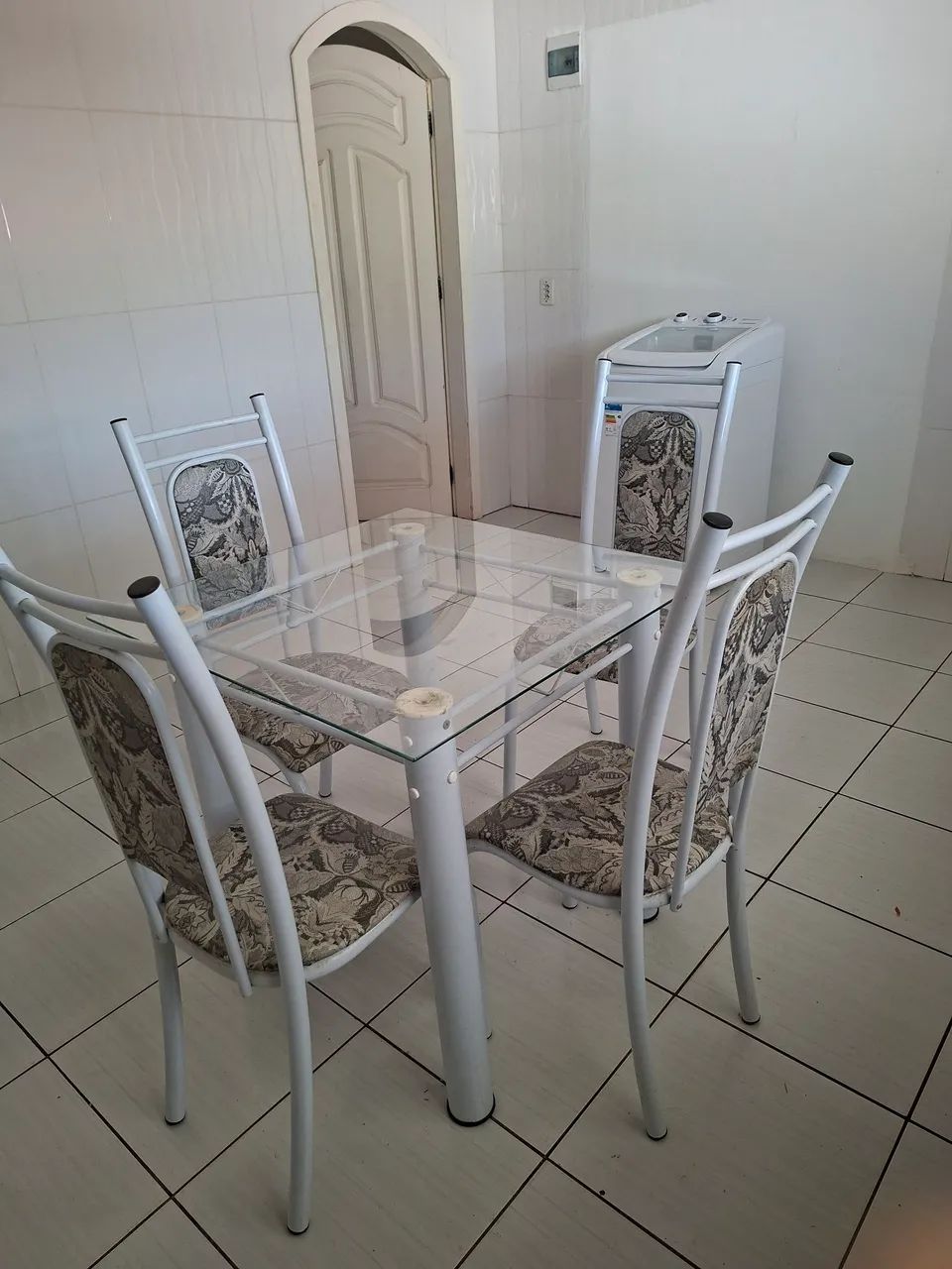 Mesa com 4 cadeiras e uma airfyir - Foto 2