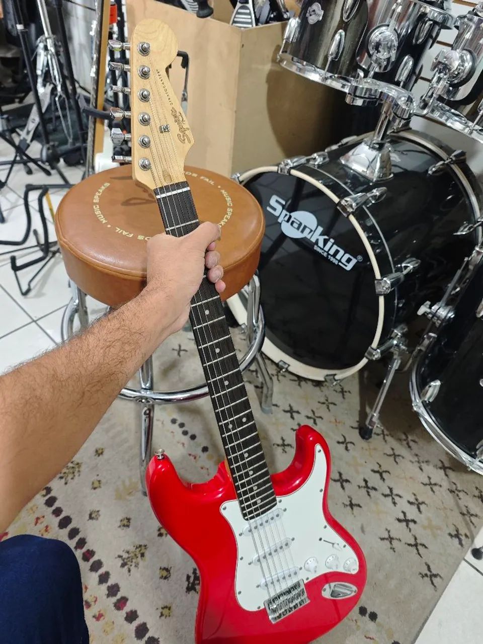 Guitarra Squier Stratocaster Red Regulada - Foto 4