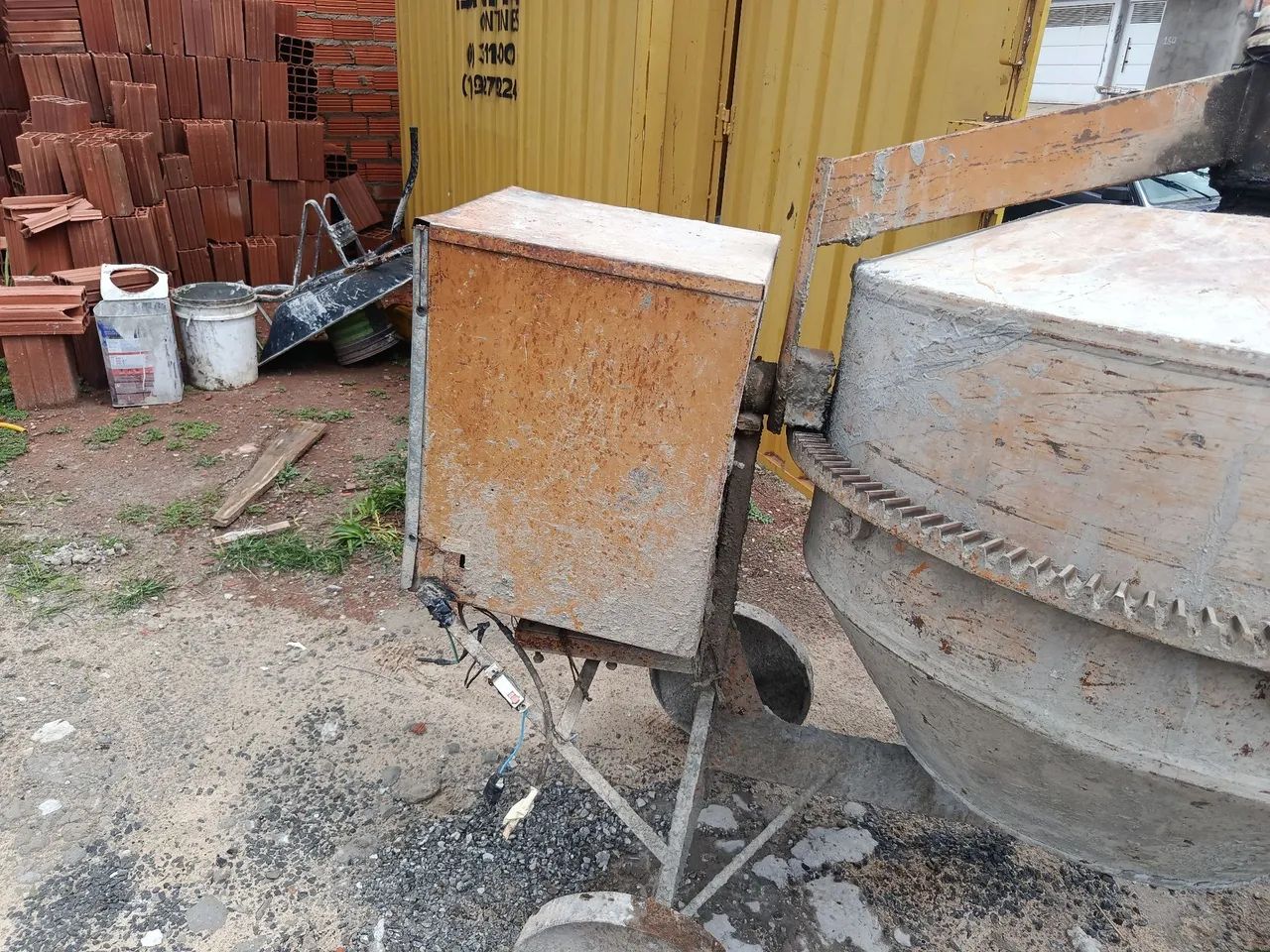 Vendo betoneira 400 litros  usada motor 4 cv - Foto 4