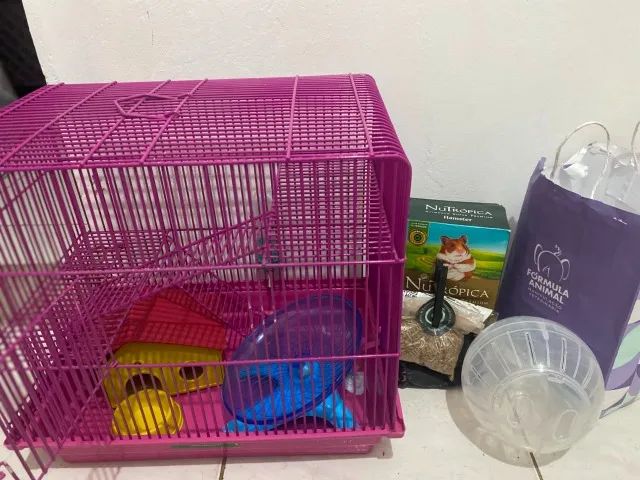 Gaiola de hamster com acessórios.