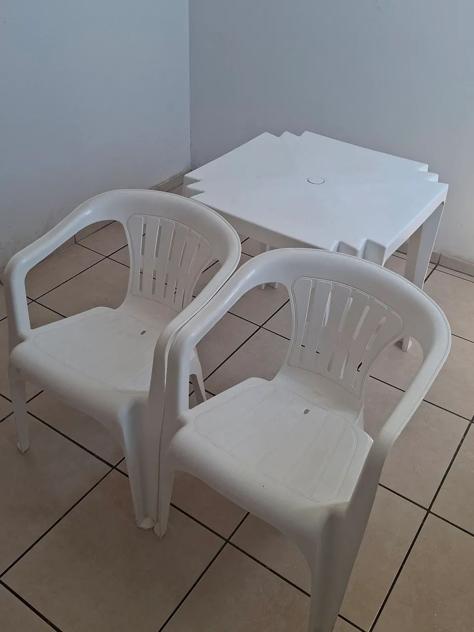 02 cadeiras e 01 mesa 