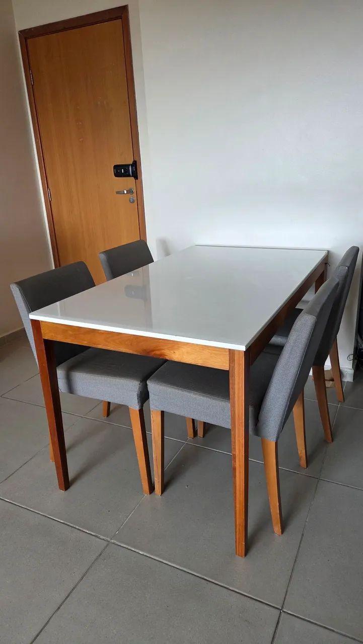Mesa de jantar com 4 cadeiras