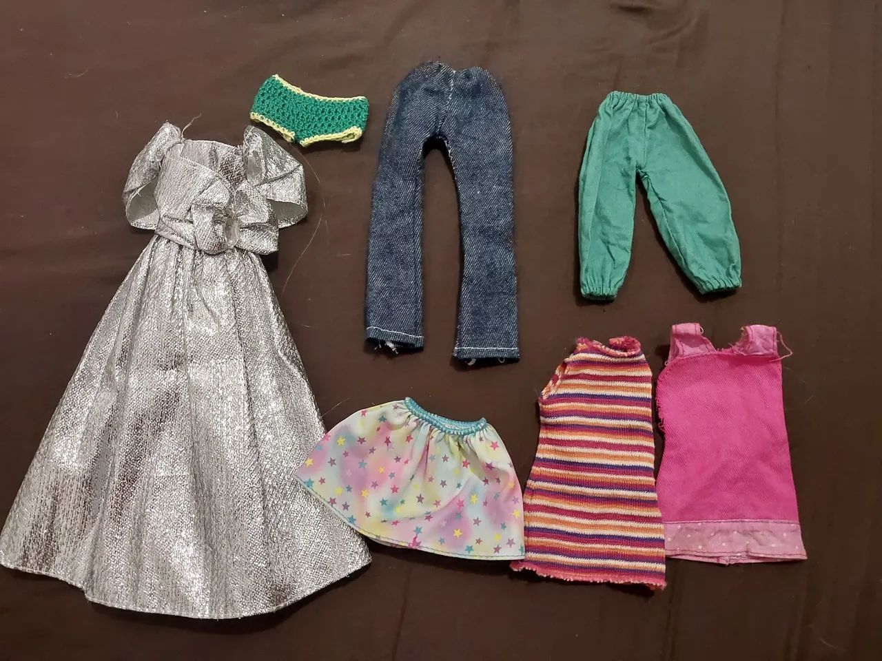 Lote de roupas para bonecas 