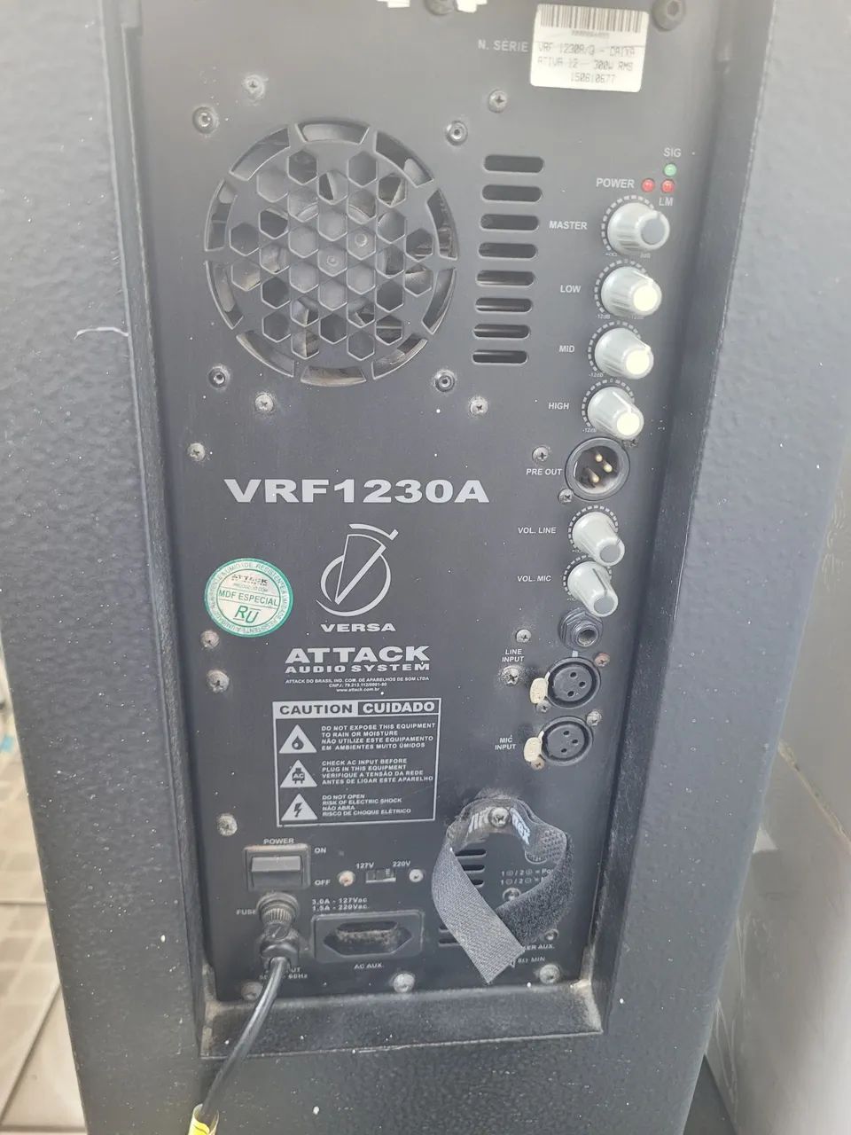 Caixa Amplificada Attack VRF 1230A, alto falando de 12" polegadas e 300W Rms.