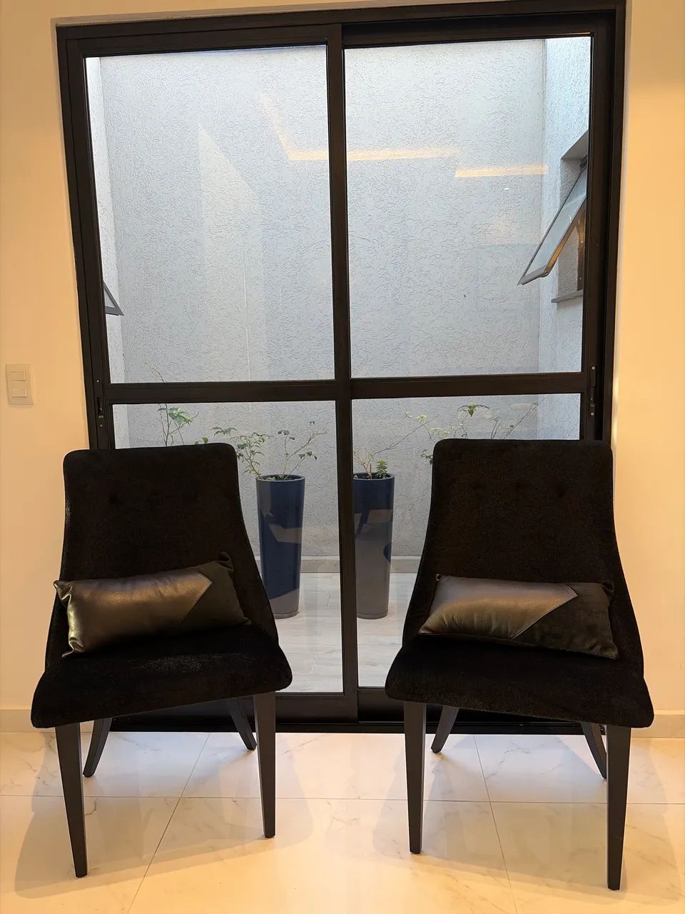 Poltronas preto couro pelo