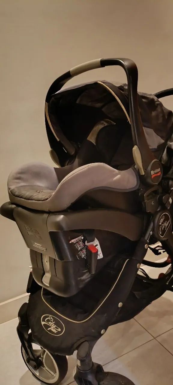 Carrinho de bebê + bebê conforto 