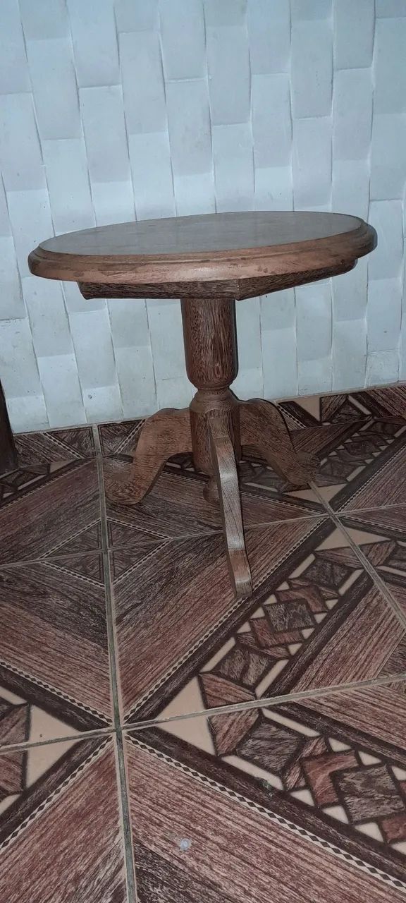 Mesa pequena de madeira 