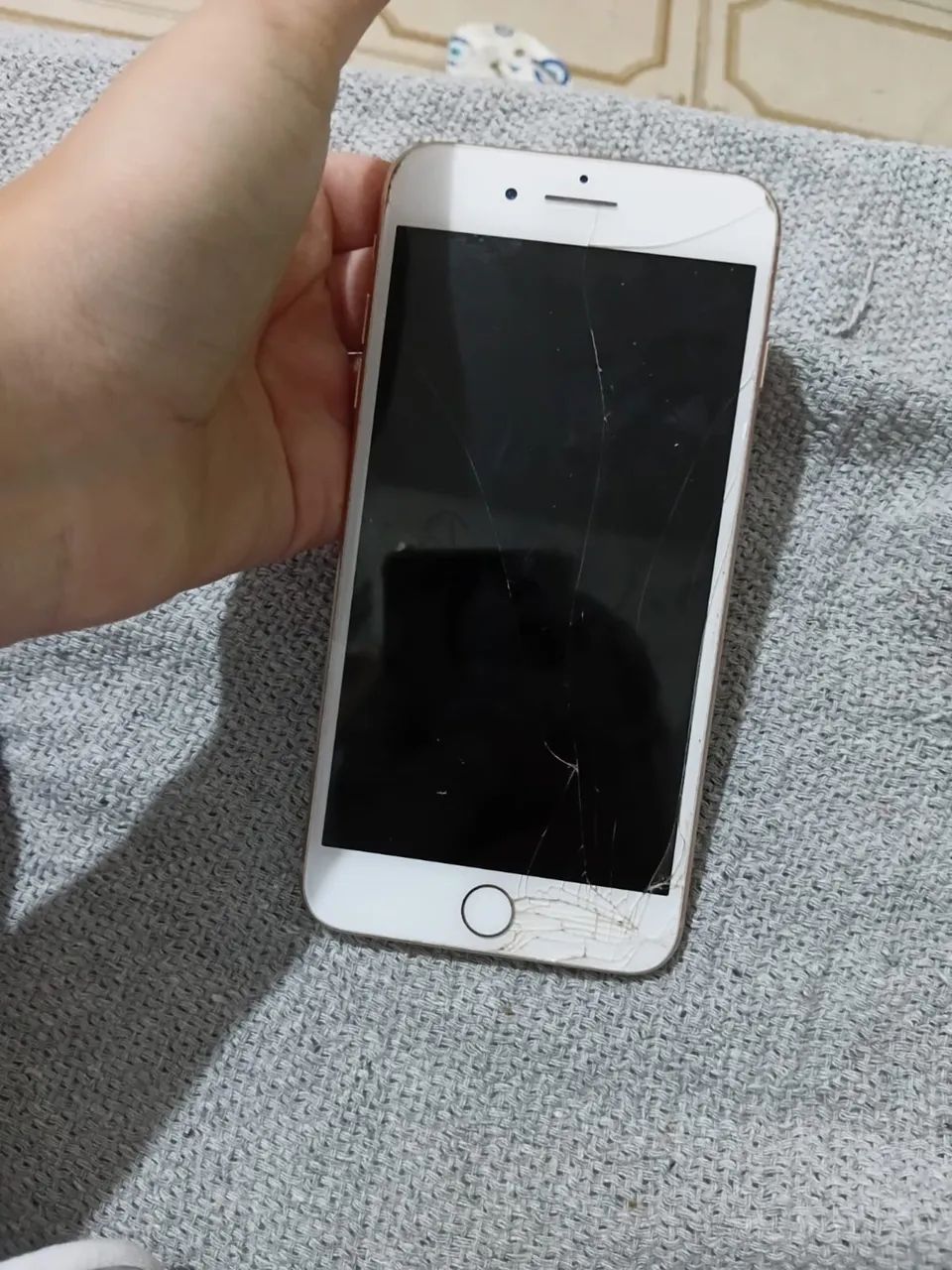 Celular iPhone 8 Plus com tela trincada (pra vender hoje) - Foto 2