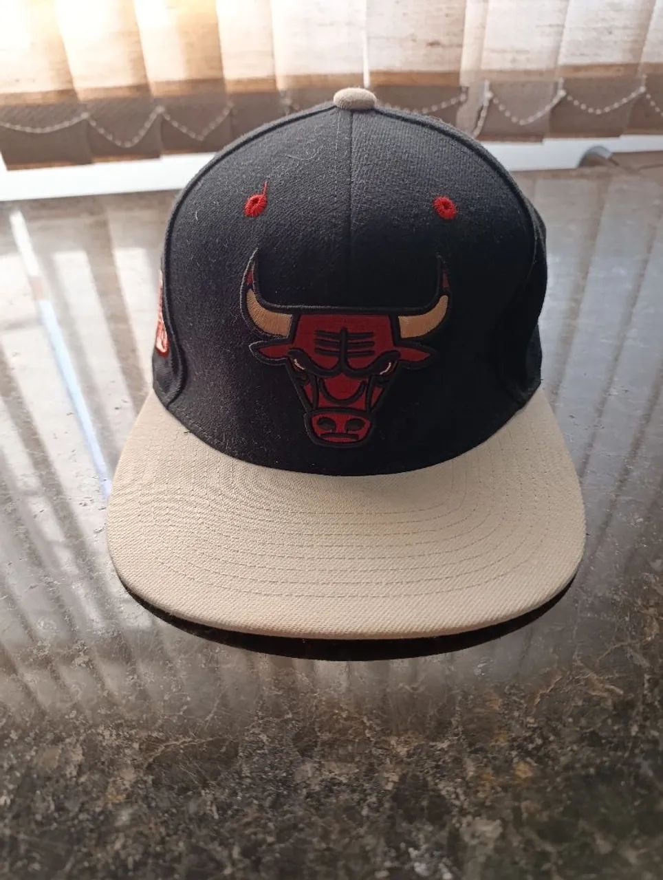 boné é o Mitchell & Ness Chicago Bulls Pin Drop Black/Cream Snapback - Foto 5