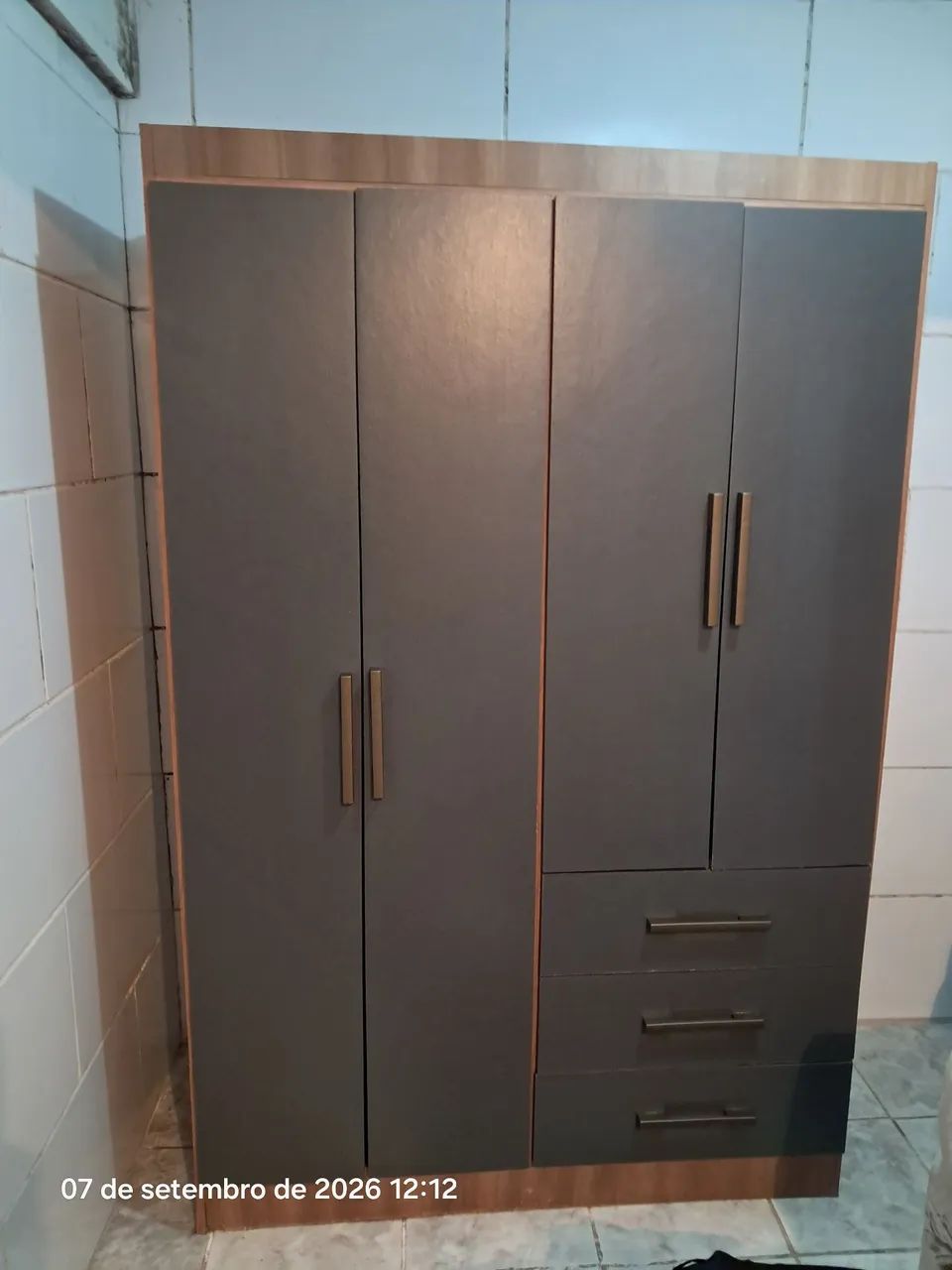 Guarda-roupa de solteiro quatro portas 3 gavetas