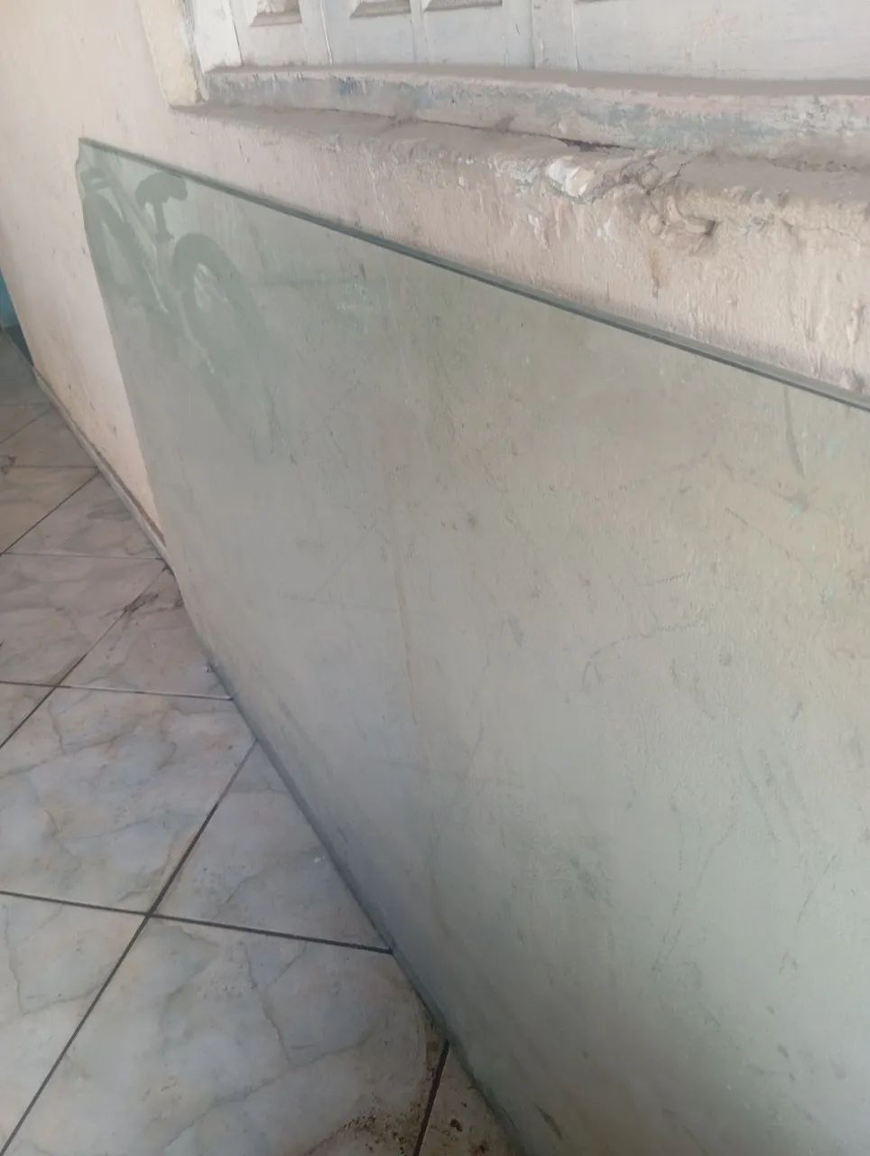 Mesa tampo de vidro 6 cadeiras.