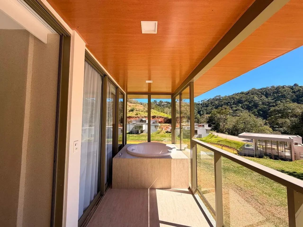 Exclusividade e Sofisticação em Meio à Natureza com Varanda com Spa - Foto 2