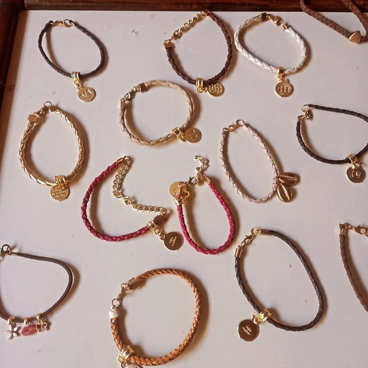 Pulseira courinho com pingente 