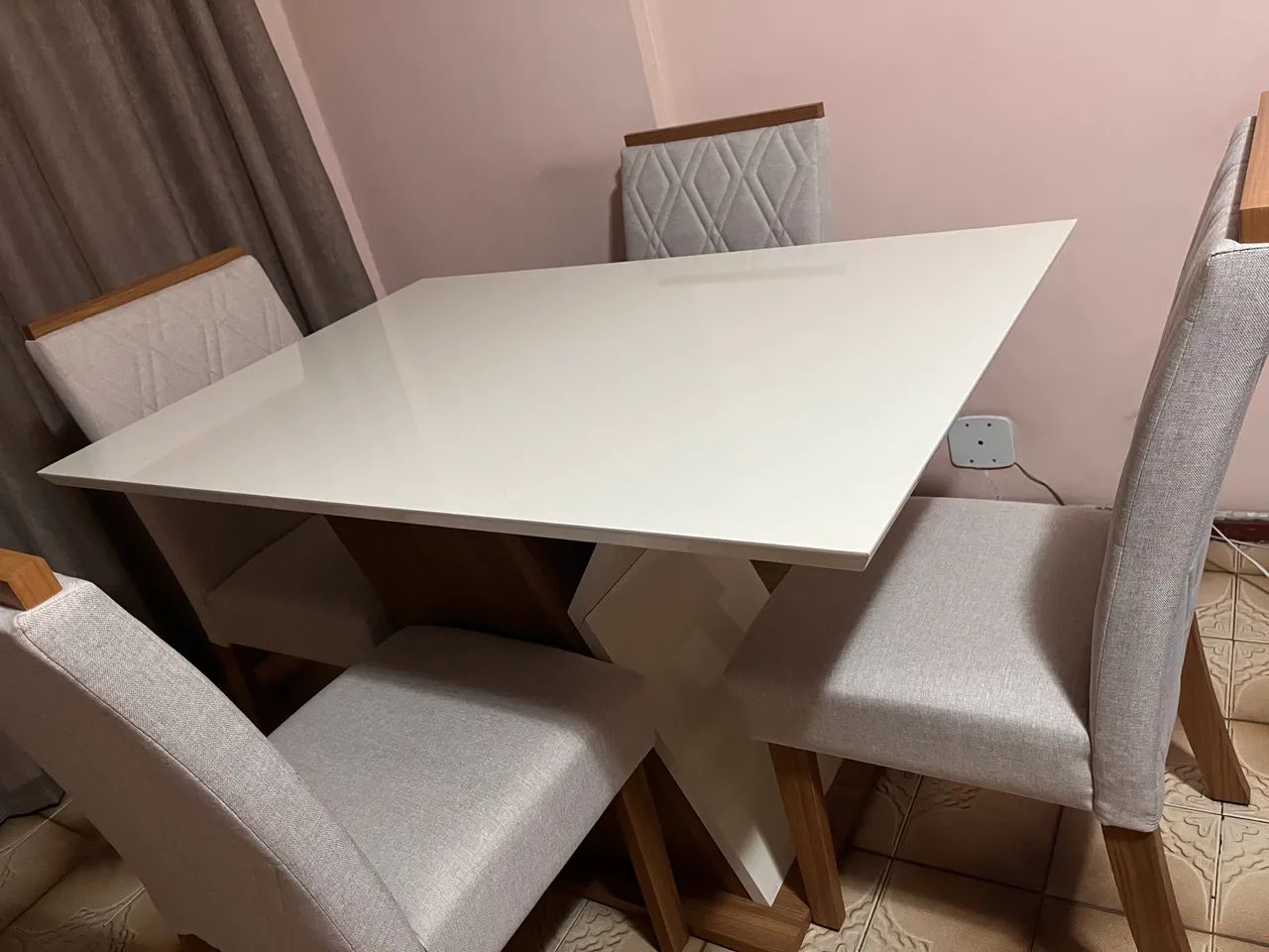 Vendo mesa de jantar 4 lugares e cadeiras , NOVÍSSIMA! 