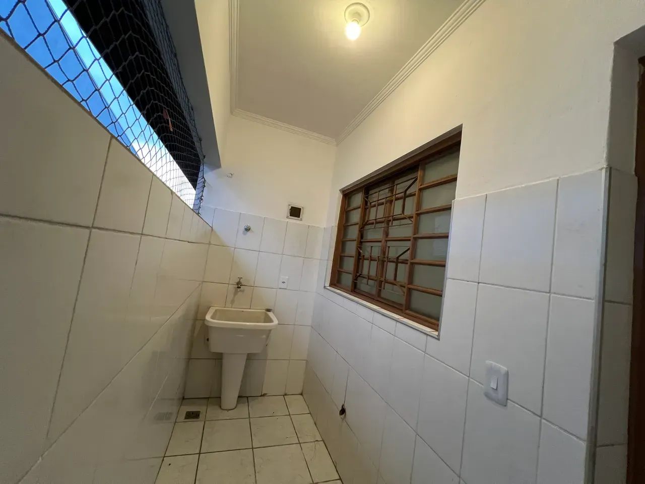 Alugo 4 cômodos e garagem - Foto 4