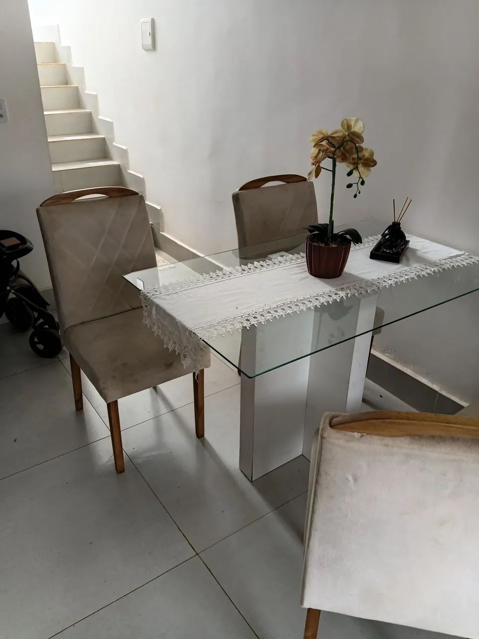 Mesa de vidro com 4 cadeiras