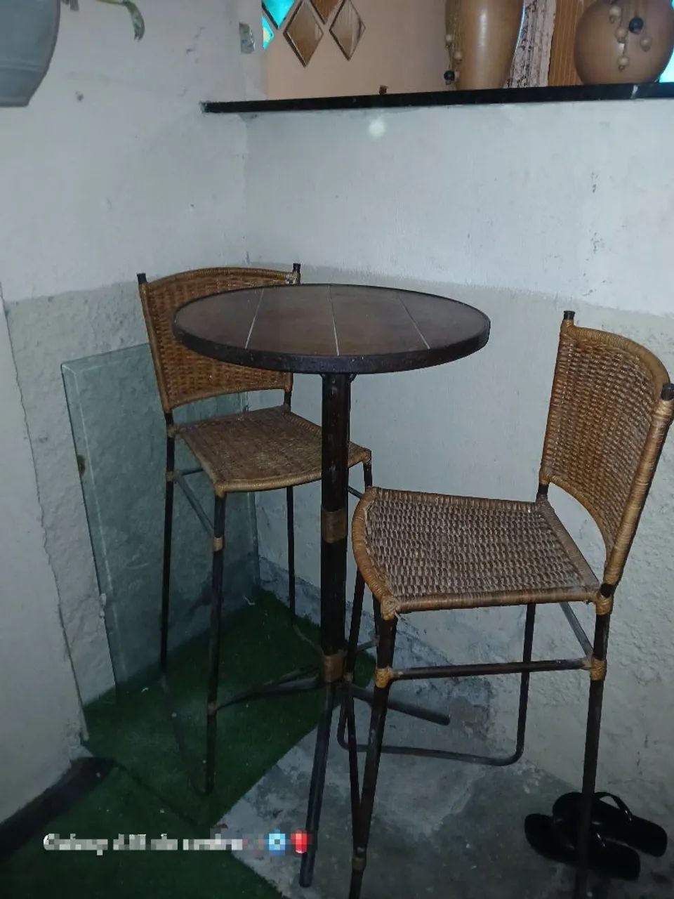 Uma mesa e duas cadeiras - Foto 2