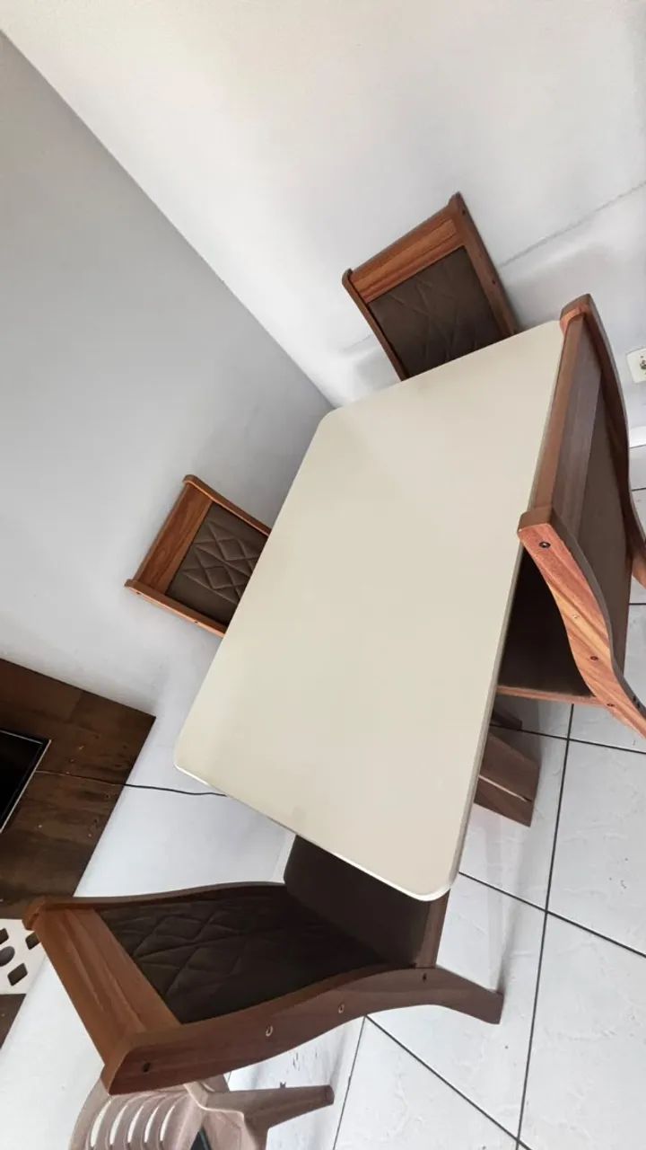 Mesa com 04 cadeiras bem conservada. - Foto 4