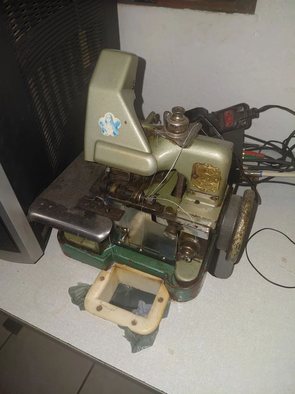 MAQUINA OVERLOQUE COM BANCADA E MOTOR 110V - Foto 2