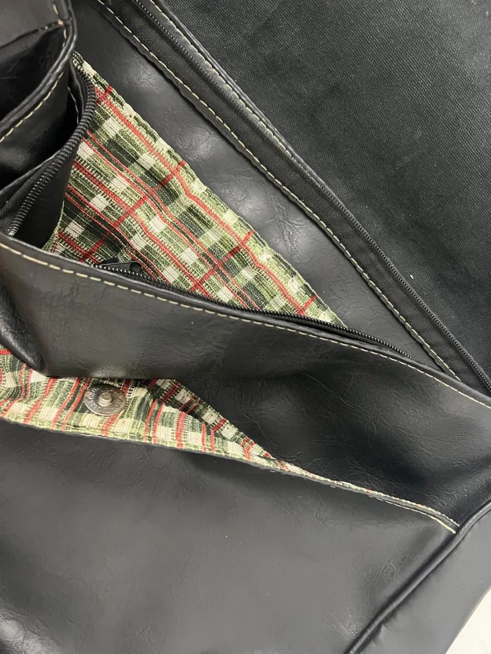 Pasta Alça Transversal Couro Sintético Preto Ótimo Estado - Foto 4