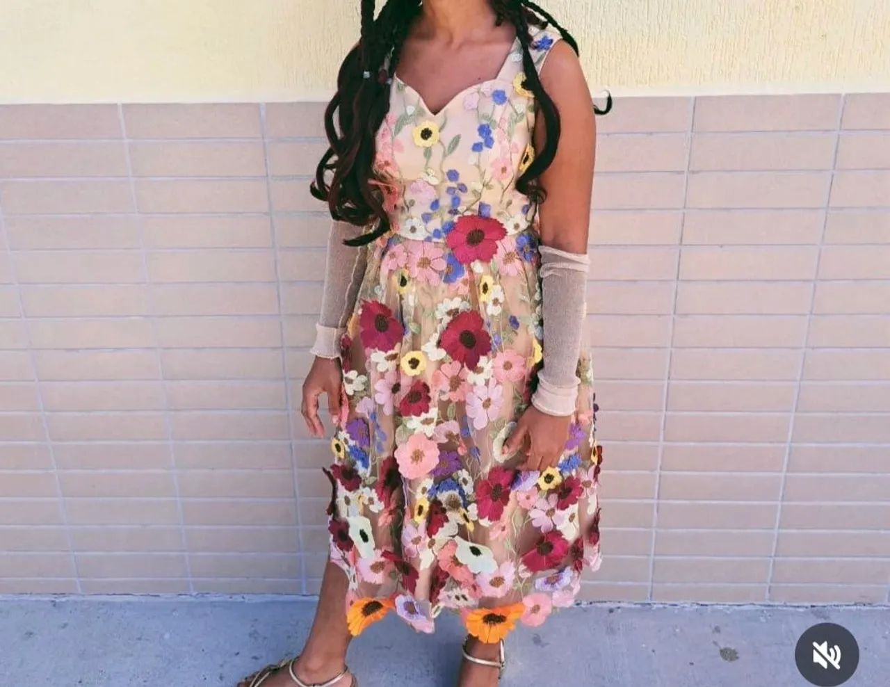 Vestido midi M com tule tridimensional  - Foto 4