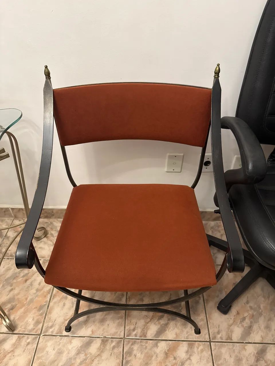 Cadeira de ferro rústica - assento vermelho - ÓTIMO ESTADO - Foto 2