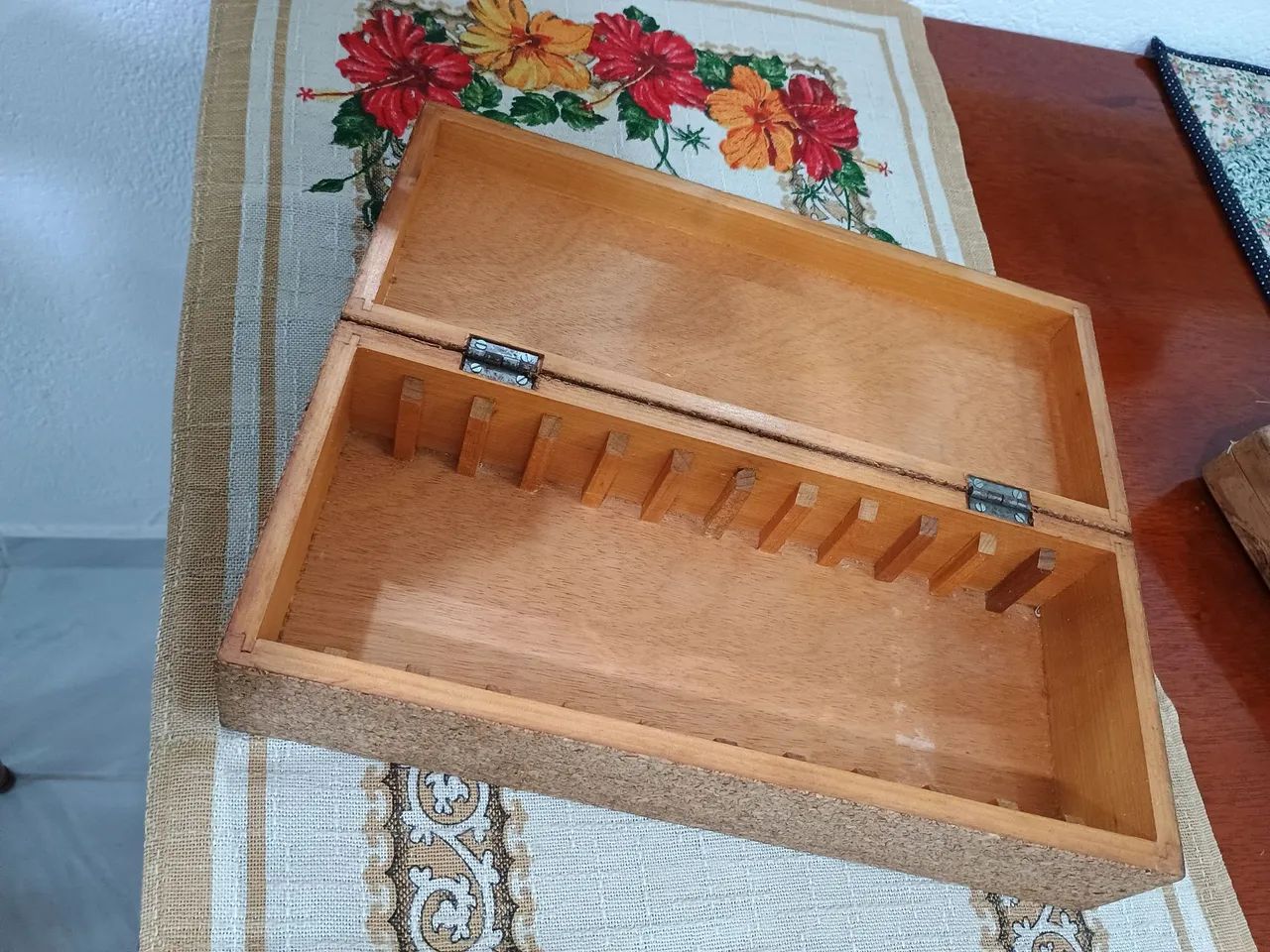 Duas caixas organizadora.