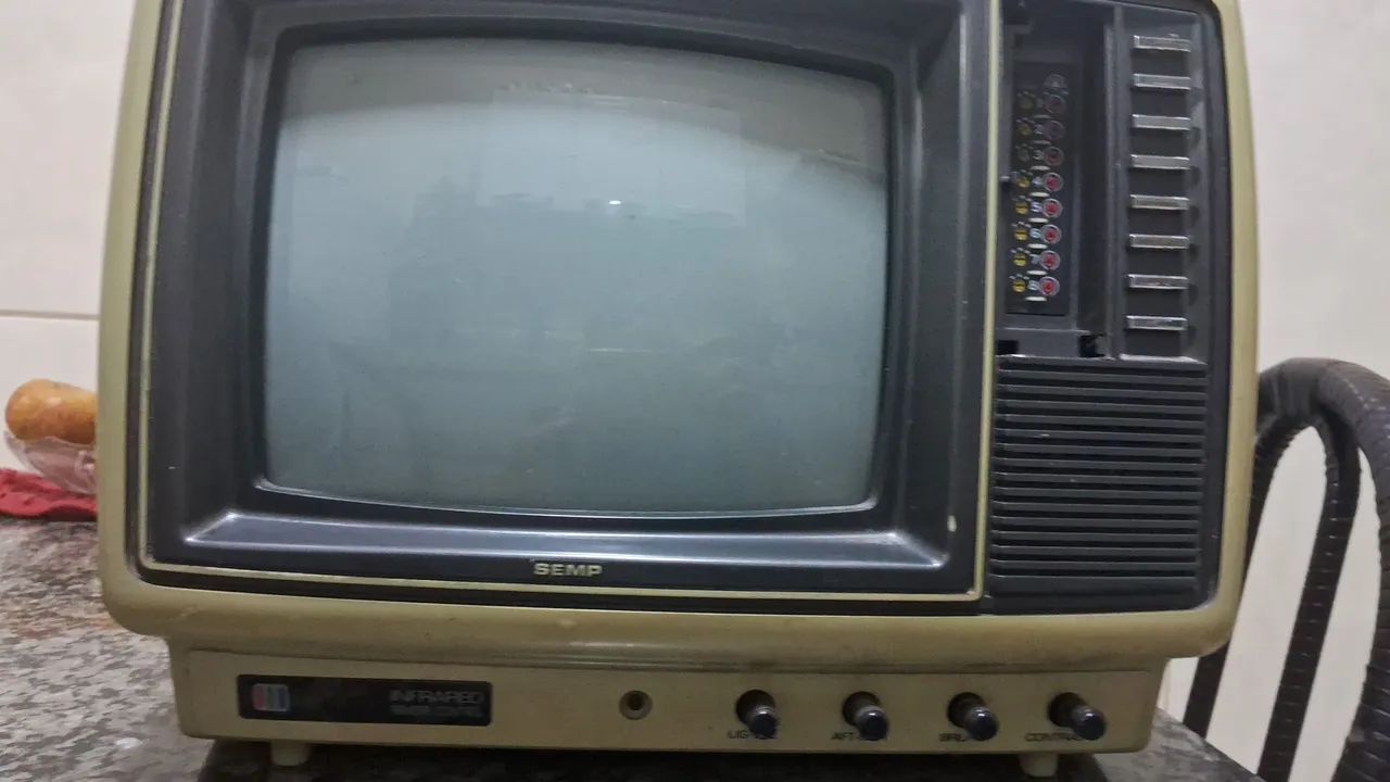 Uma pequena tv antiga  - Foto 4