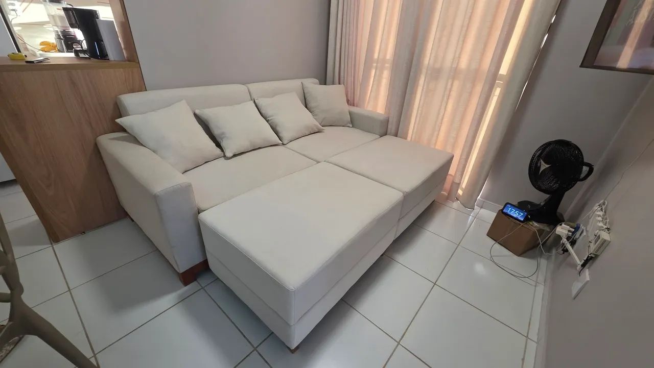 Sofá 2,08m + 2 puffs grandes - vendo junto ou separado - Foto 2