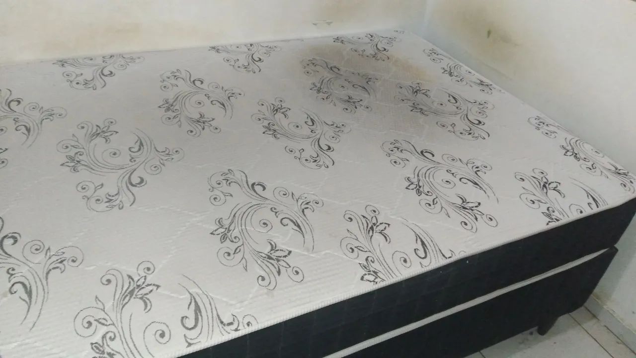 Cama de Casal com Colchão - Com Mancha no Local de Uso - Foto 2