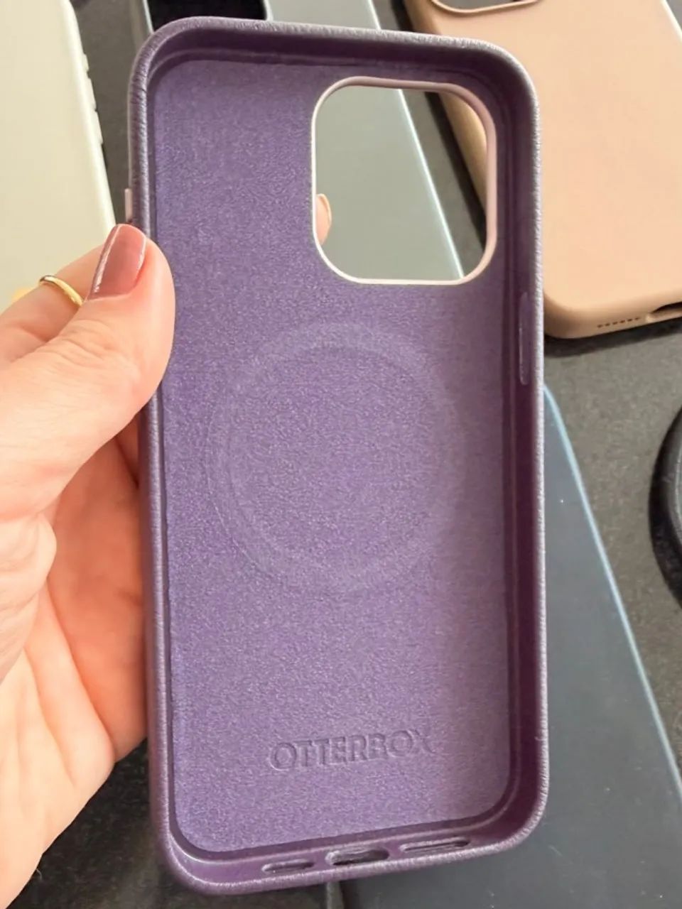 Capa para iPhone 15 Pro Max - roxa - marca Otterbox - proteção resistente anti-quedas - Foto 4