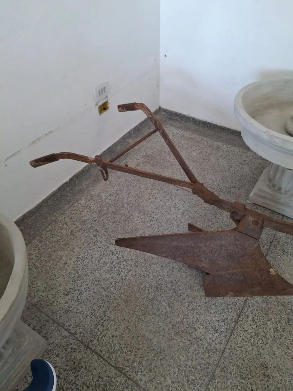 Arado grande antigo de ferro  - Foto 2