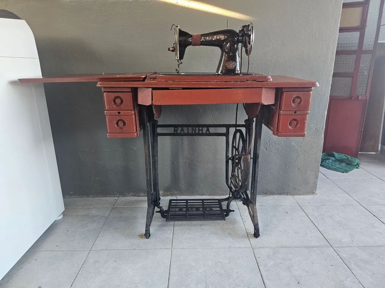 Maquina de Costura Antiga Rainha funcionando tudo/1950 - Foto 2