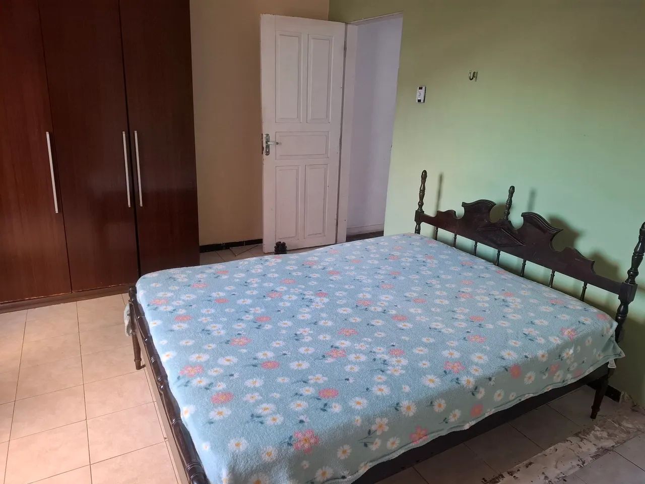 Cama d madeira(possui avaria.Leia a descrição) - Foto 2