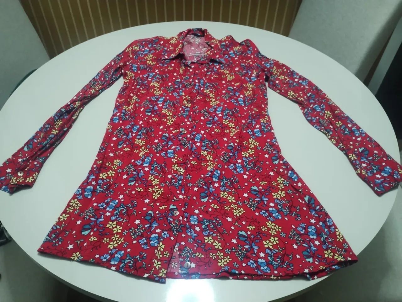 Camisa manga comprida, alongada e fechamento com botões.