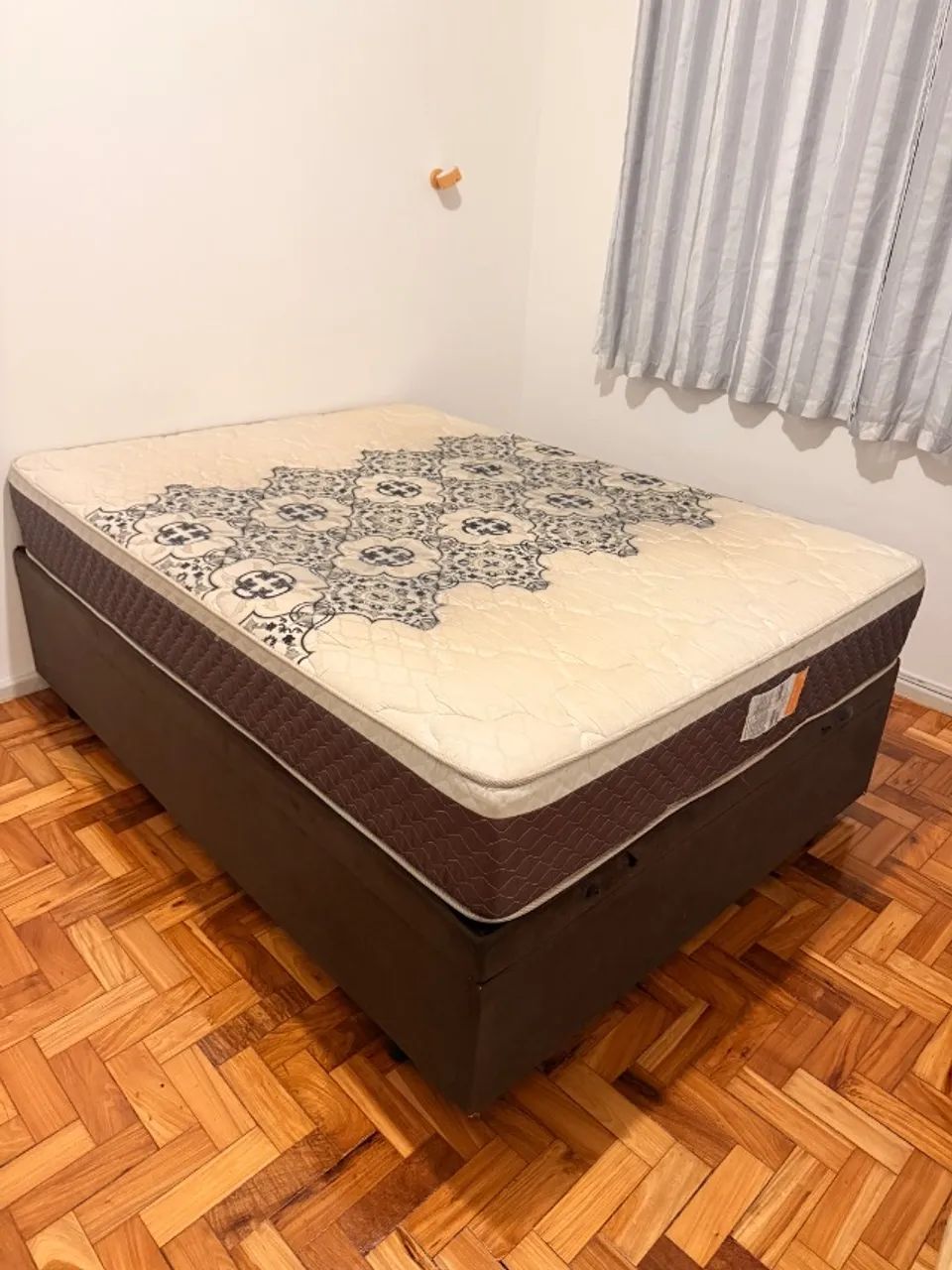 Cama box com baú 