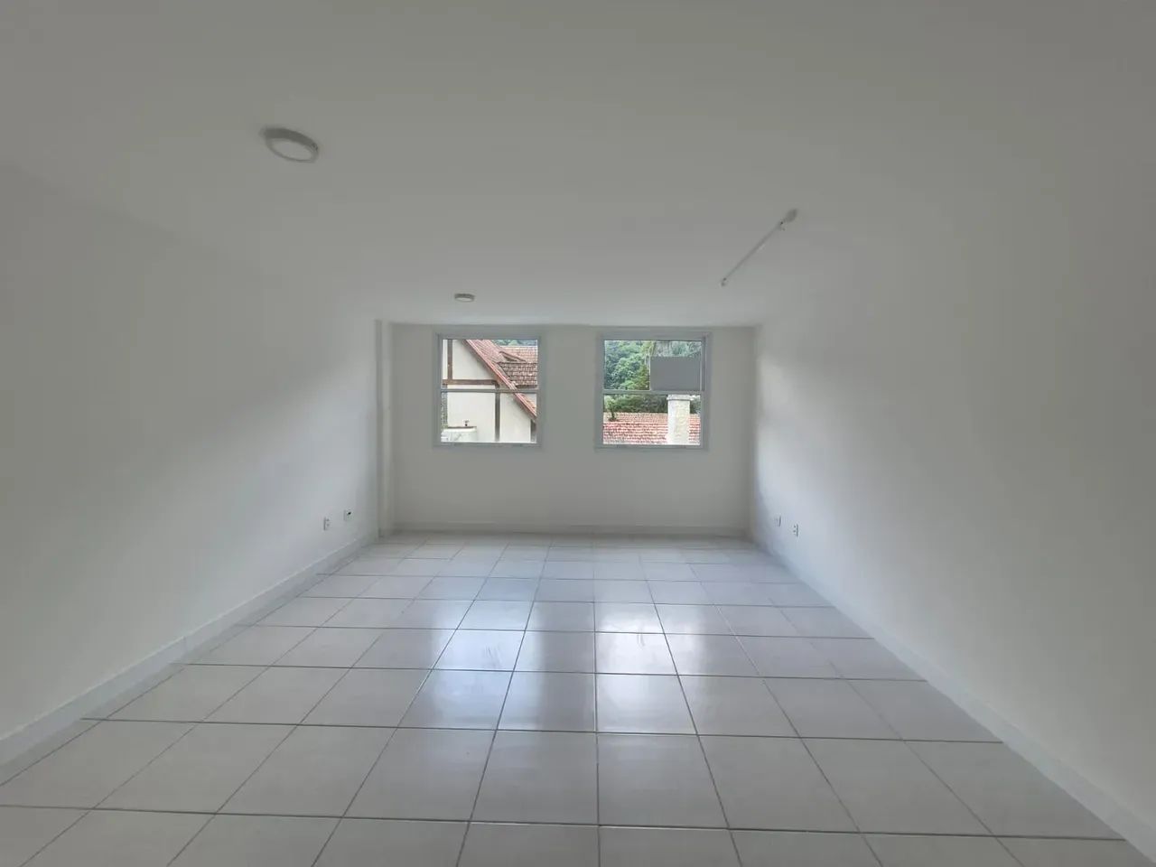 SALA PARA LOCAÇÃO COM 33M2 1 BANHEIRO E 1 VAGA  PETRÓPOLIS RJ - Foto 4