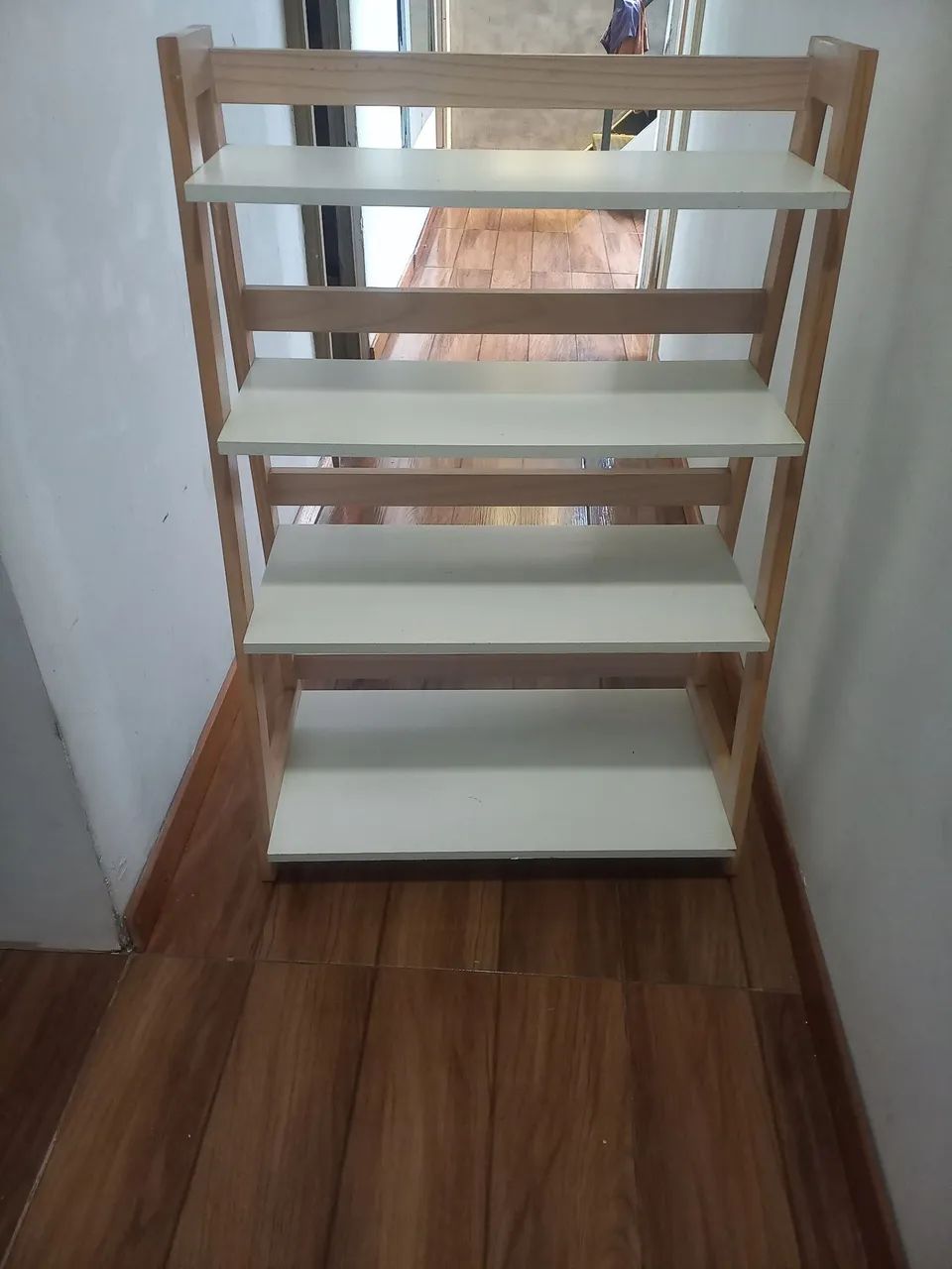 Prateleira de chão madeirada 