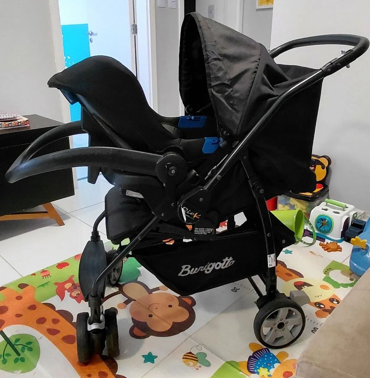 Carrinho de bebê e bebê conforto